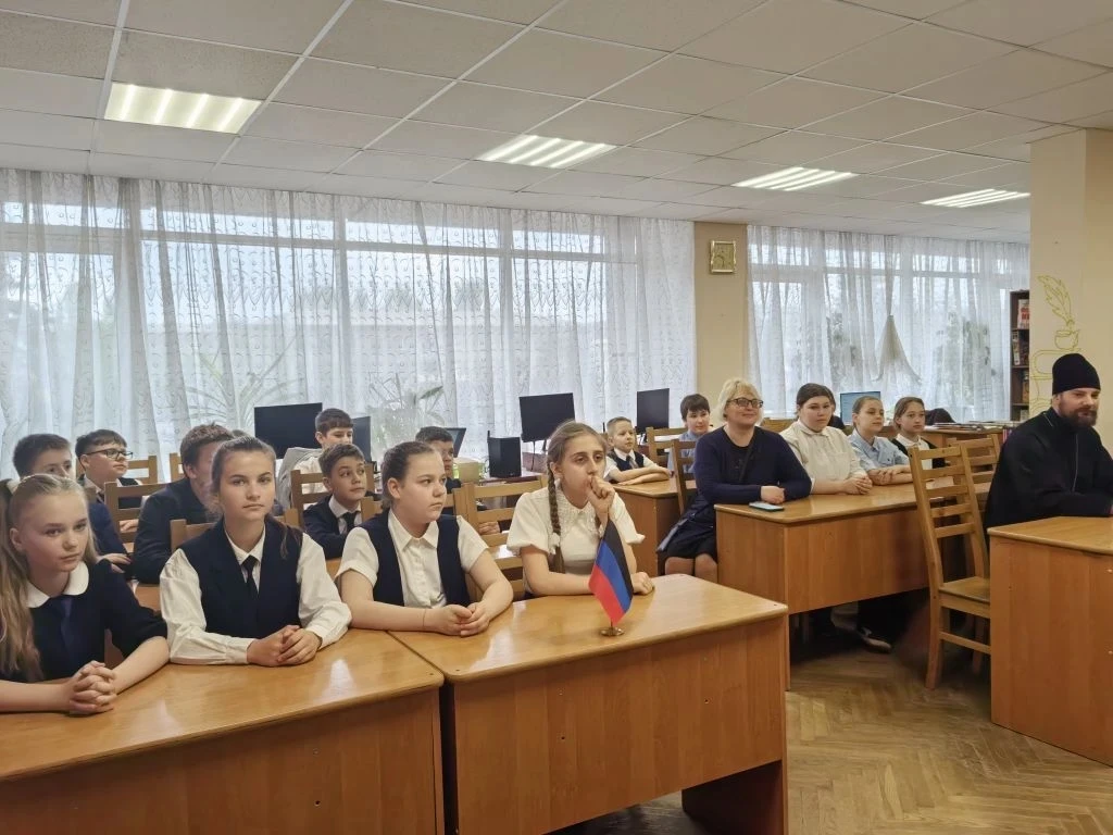 👨‍👩‍👧‍👦 «Под семейным зонтиком добра»