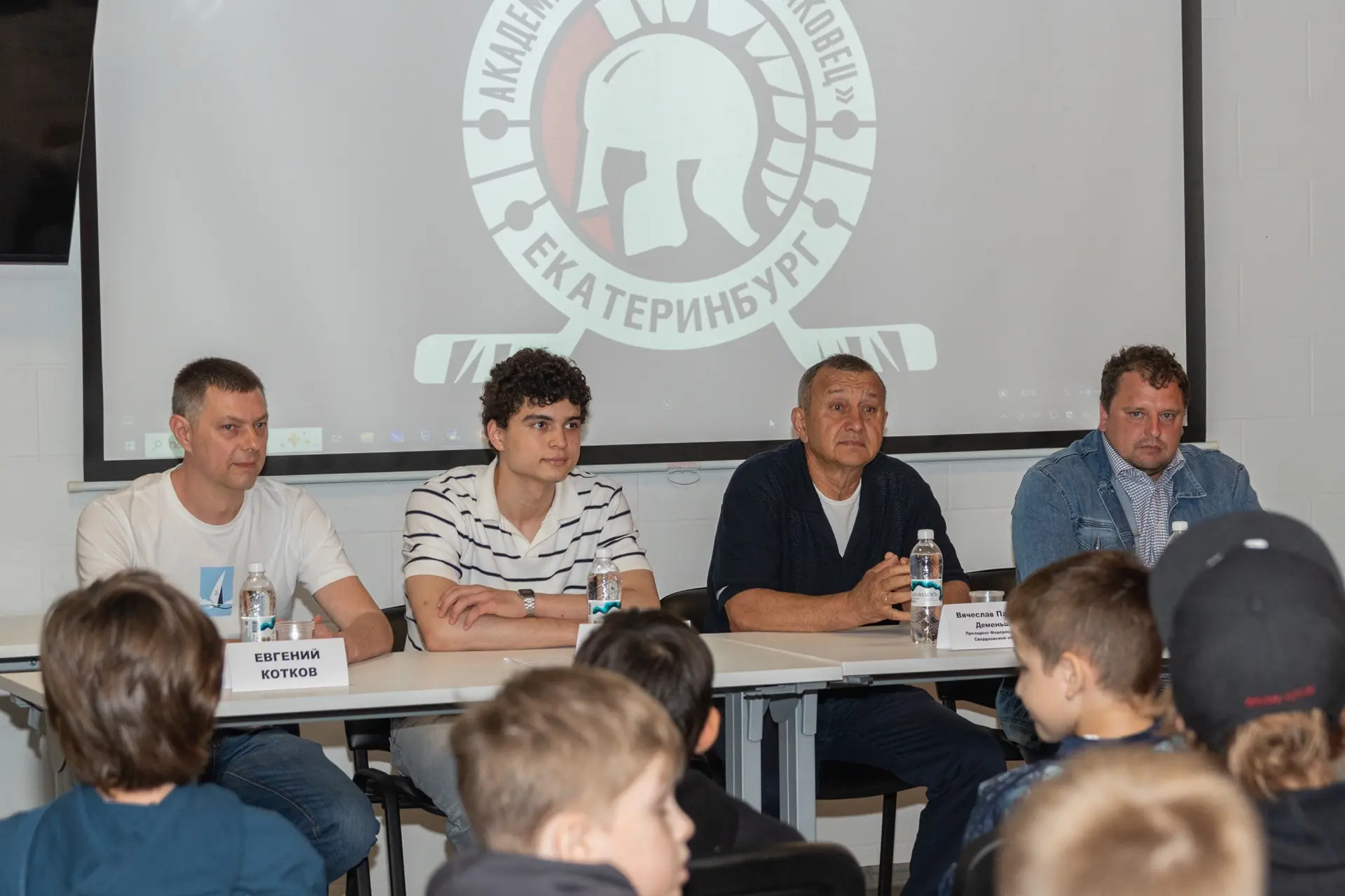 Встреча с чемпионом: больше, чем просто интервью! 🏒 
 
⭐ Наша встреча с обладателем Кубка Харламова