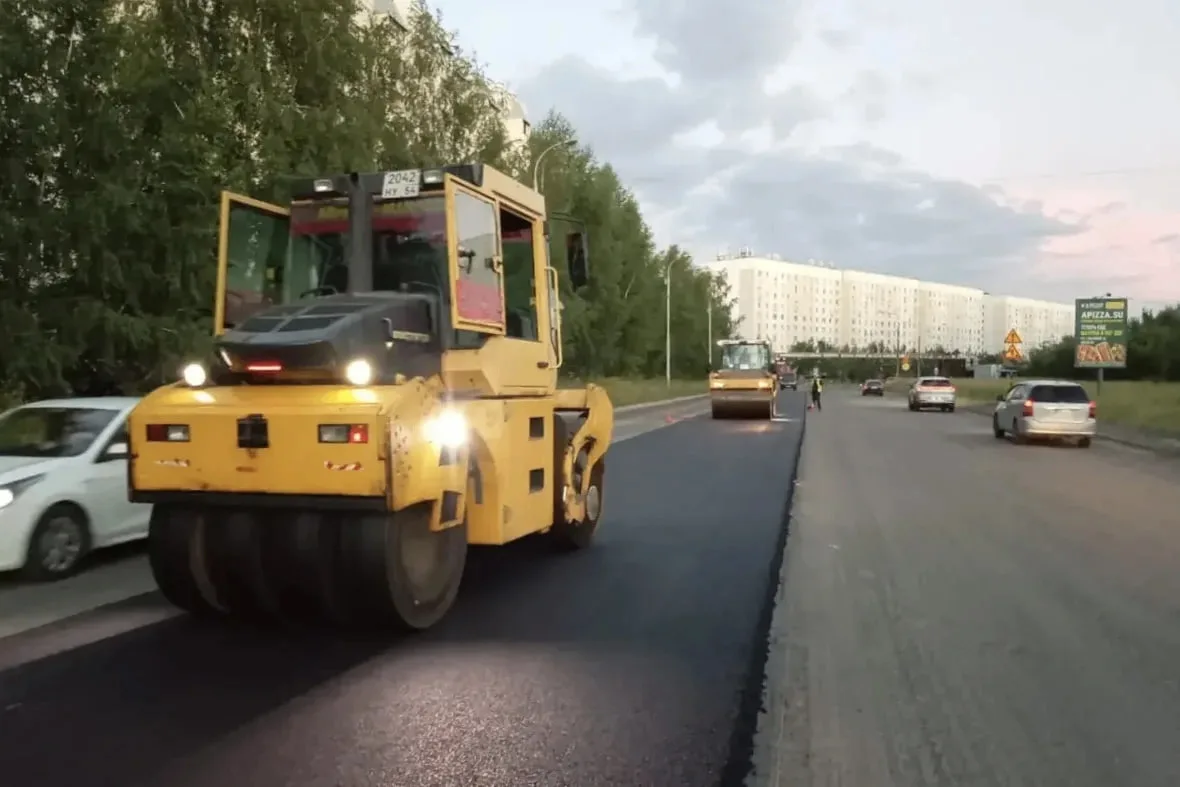 Новый асфальт укладывают на Плющихинском жилмассиве в Октябрьском районе - неужели дожд...