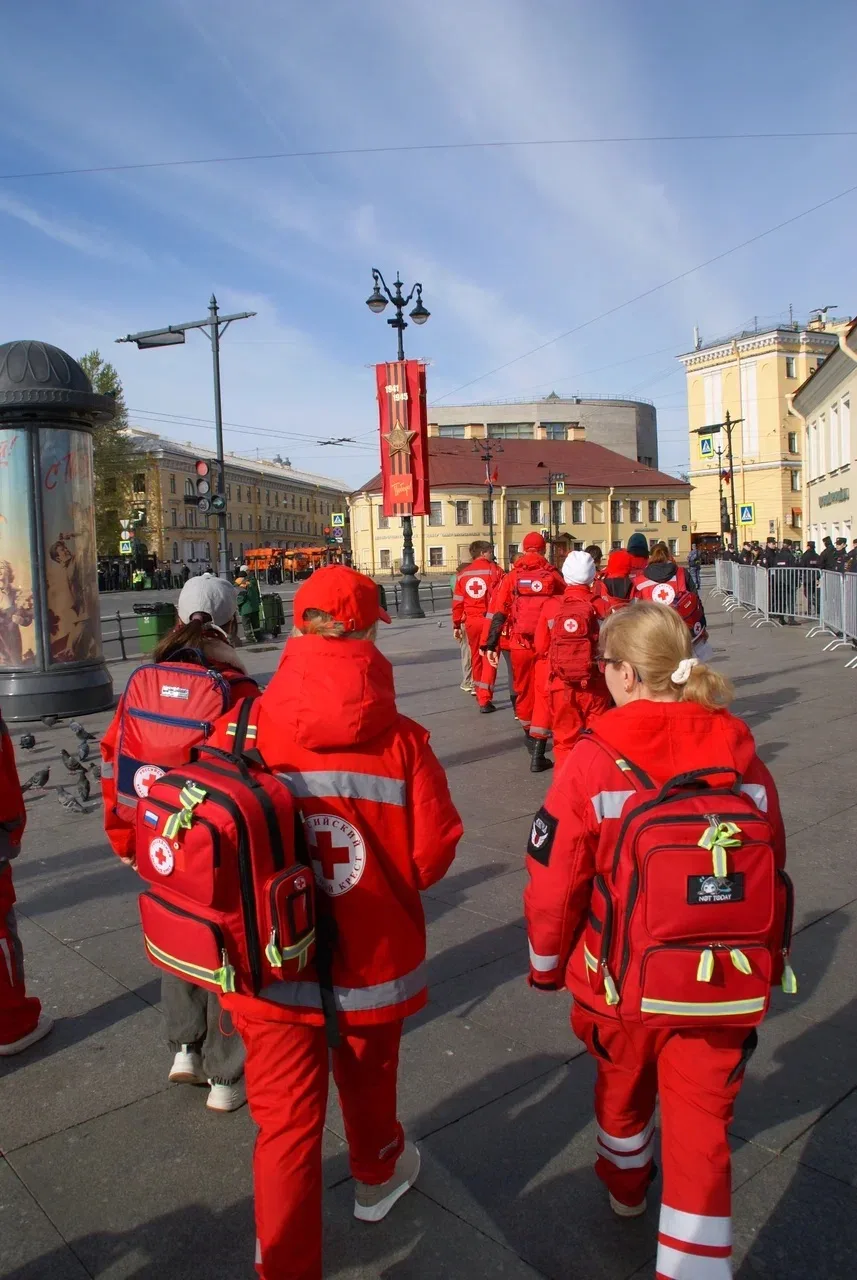 Мы всегда рядом❤️  В День Победы команды региональных отделений Российского Красного Креста были ряд