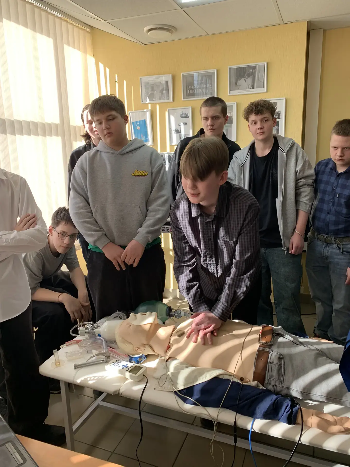 Недавно наш класс, 8 Б, побывал на экскурсии в медицинском центре — и это было по‑настоящему увлекат