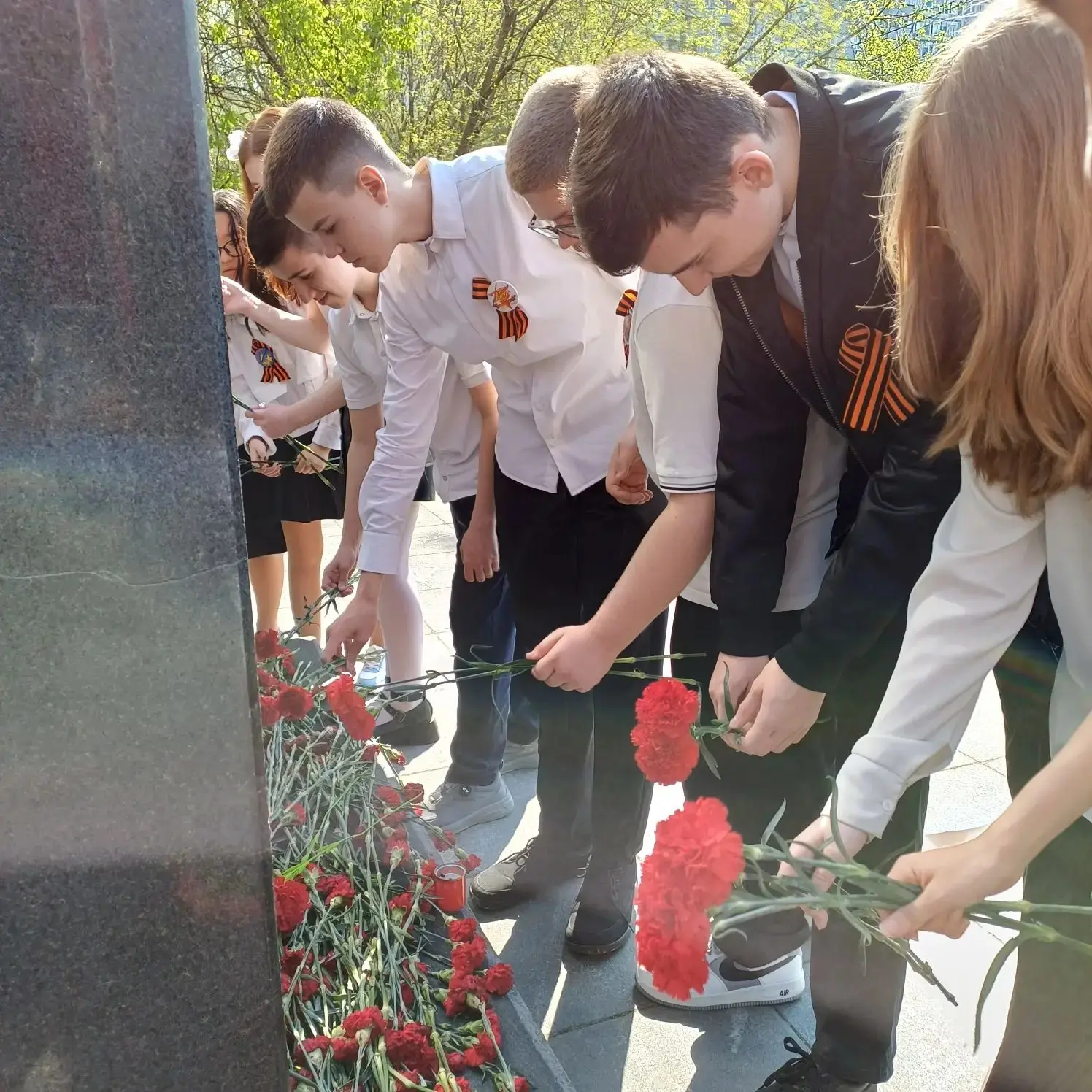🌹 8«Б» у памятника Мусы Джалиля: тишина, цветы, память  В преддверии 9 Мая ребята почтили память гер