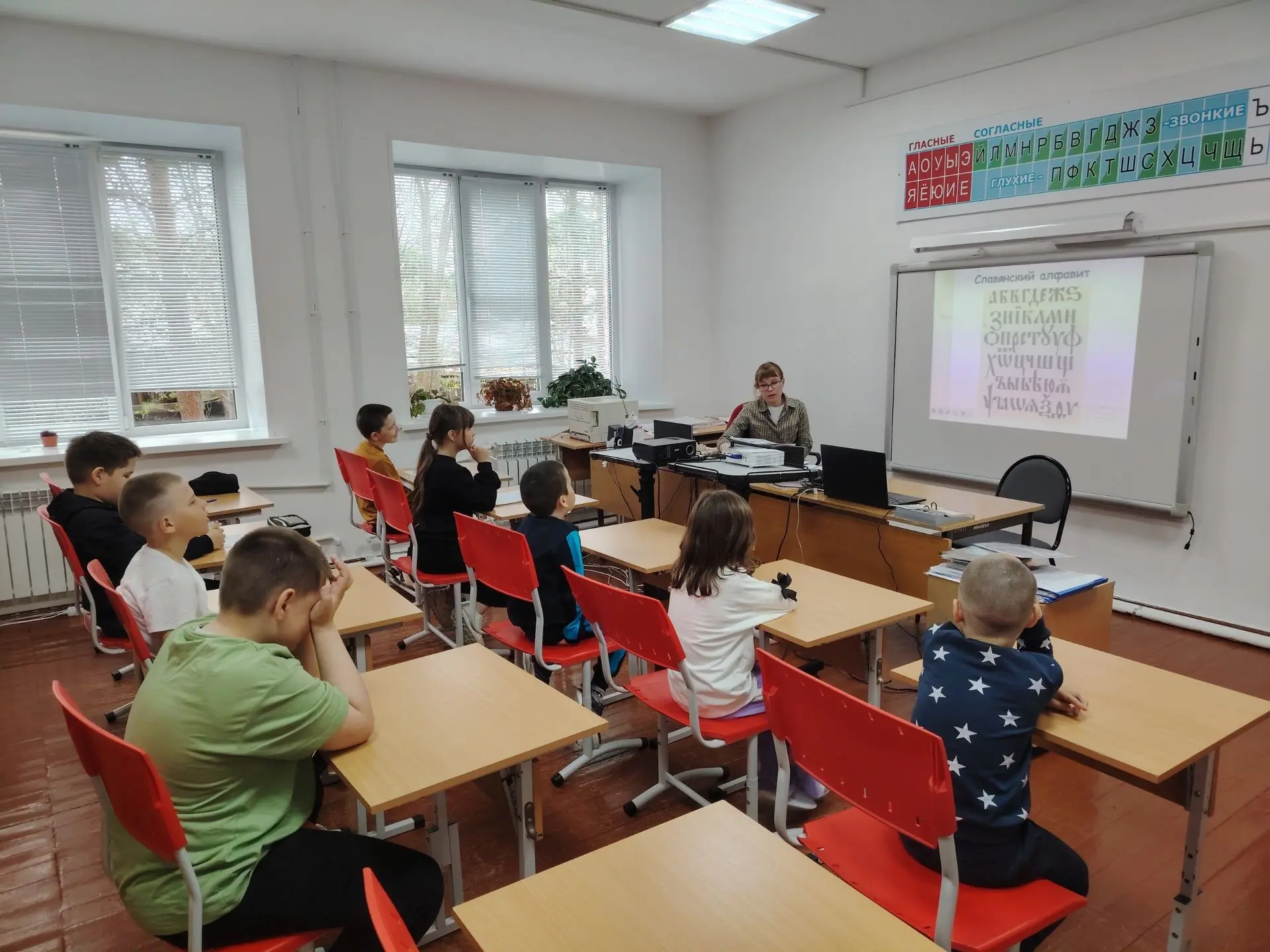 В МБОУ «Нижненарыкарская СОШ» состоялось совместное мероприятие, посвящённое «Дню славя...