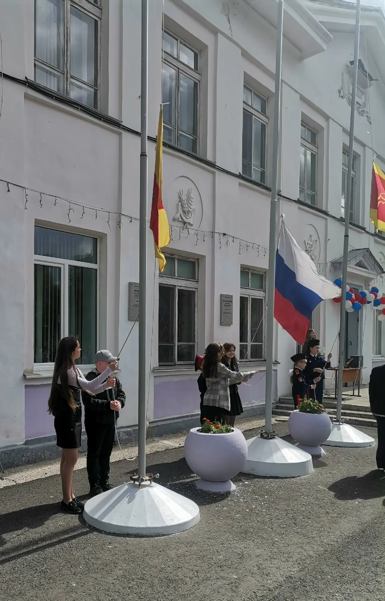 Торжественная линейка, посвященная окончанию учебного года, прошла в нашей школе