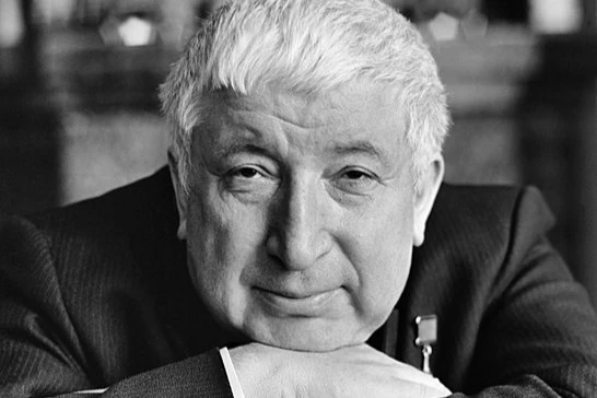 📖✨ ЗВЁЗДНЫЙ ИМЕНИННИК: ПОЭТ, КОТОРЫЙ НАПИСАЛ «ЖУРАВЛЕЙ» — РАСУЛ ГАМЗАТОВ