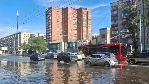 В Челябинске сильный ливень затопил улицы Молодогвардейцев и Братьев Кашириных

Ливневки не справили