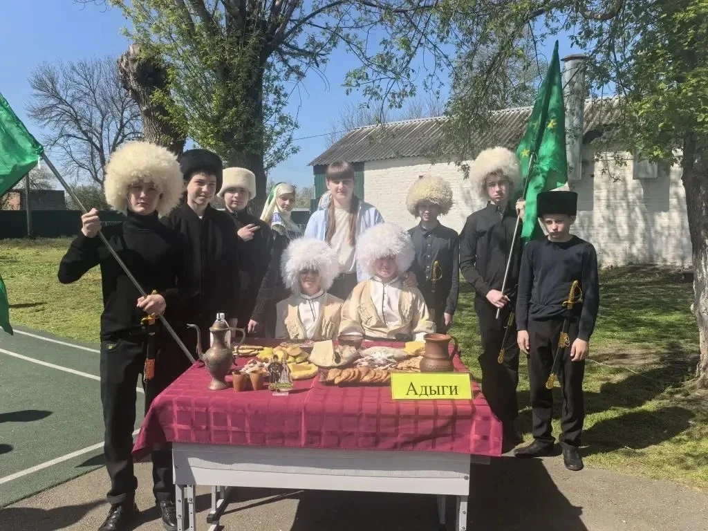 В МБОУ ООШ № 9 имени А.П .Маресьева.,прошло масштабное мероприятие 🎊, посвящённое ярмарке народов и 
