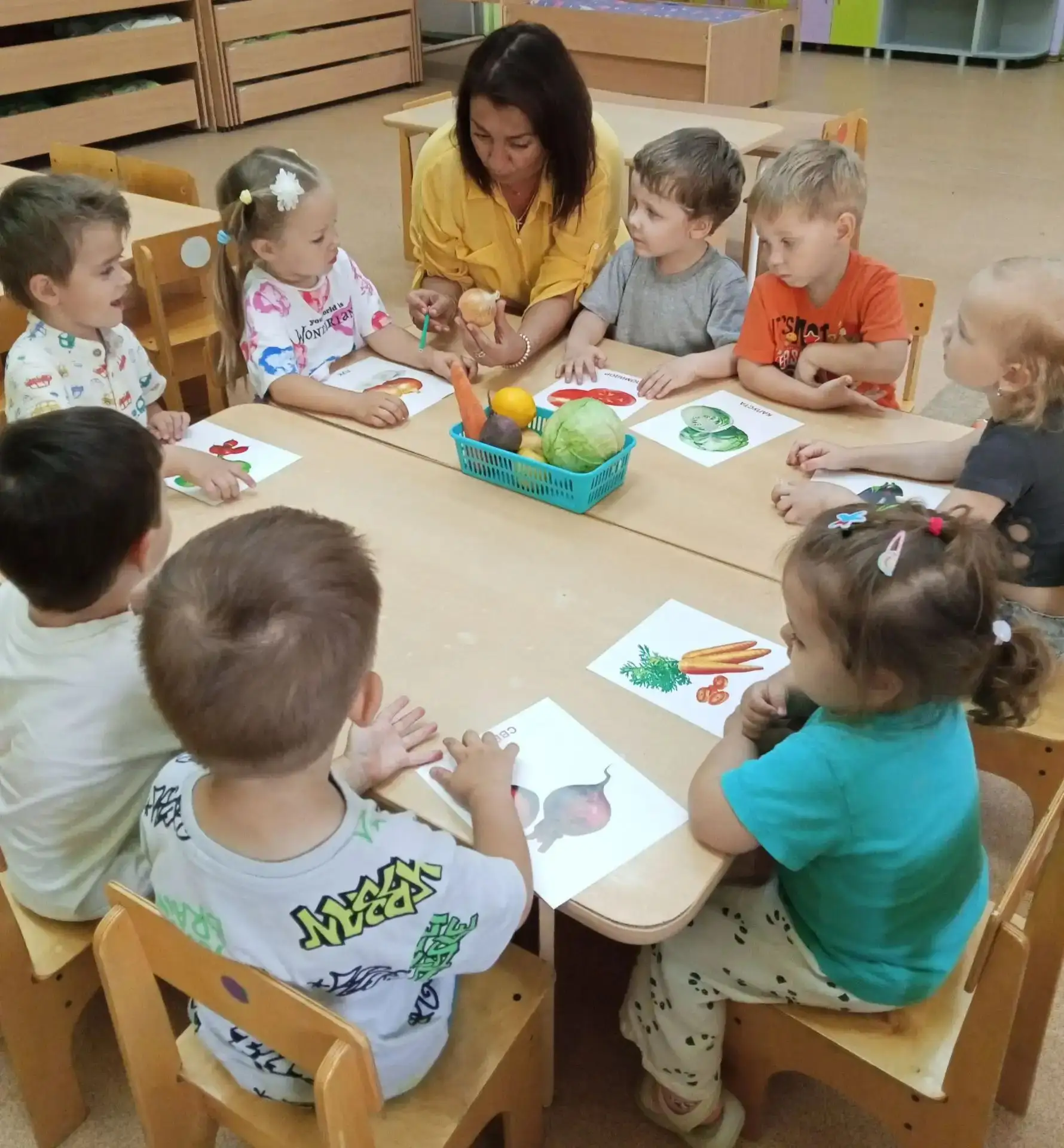 🥕🌶️🍅🍎🧄🧅🥔🥬
В огороде — урожай,
Все скорее собирай!
Вот морковка, вот лучок,
А вот спелый каба