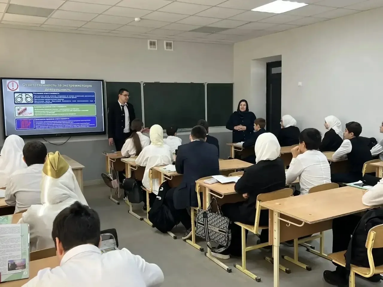 Проведение профилактической беседы в 8-х классах  Сегодня в 8-х классах нашей гимназии состоялась вс
