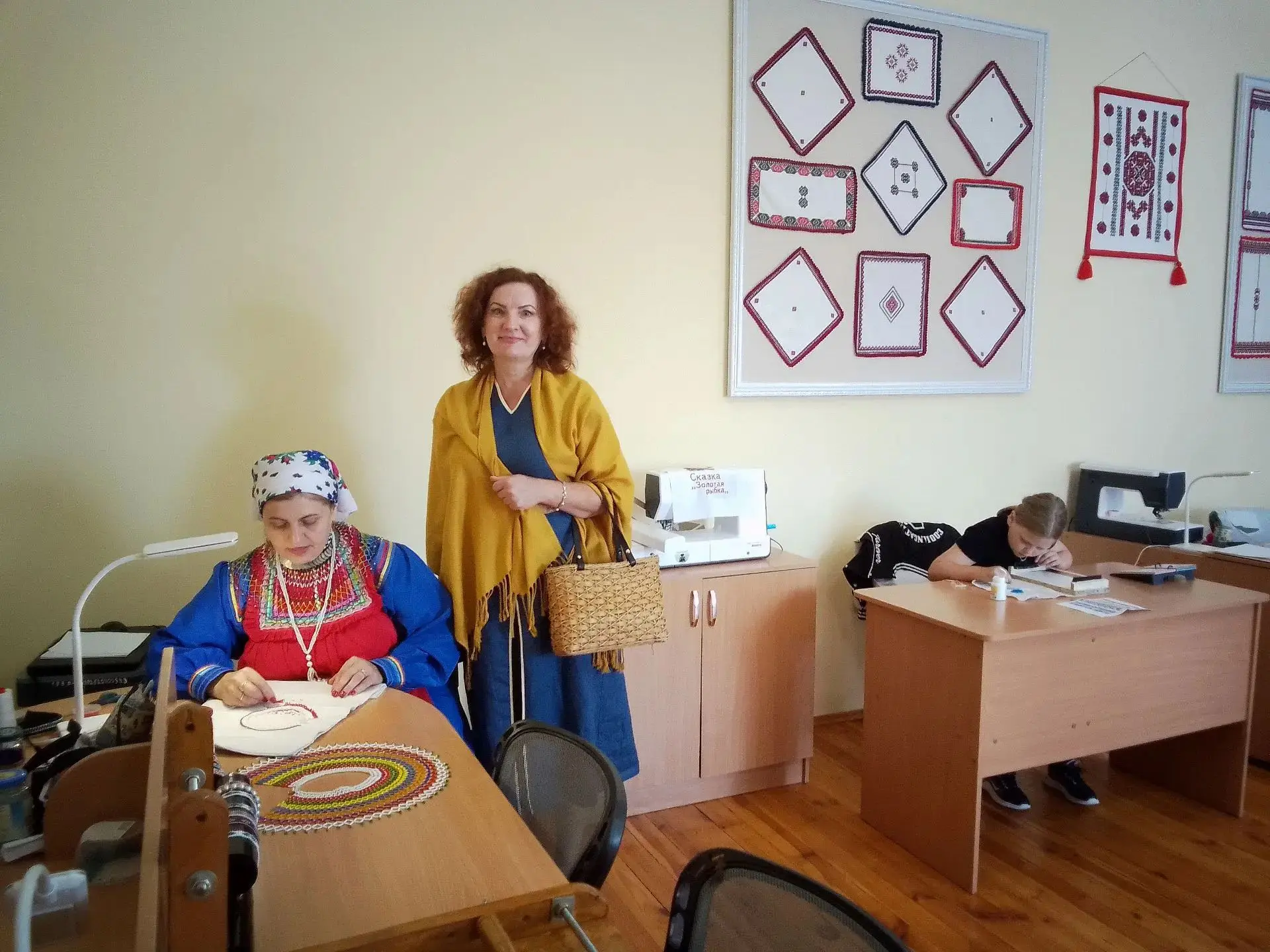 Гостью из г.Воронежа поразили мокшанские украшения разнообразием и тем, как в них соеди...