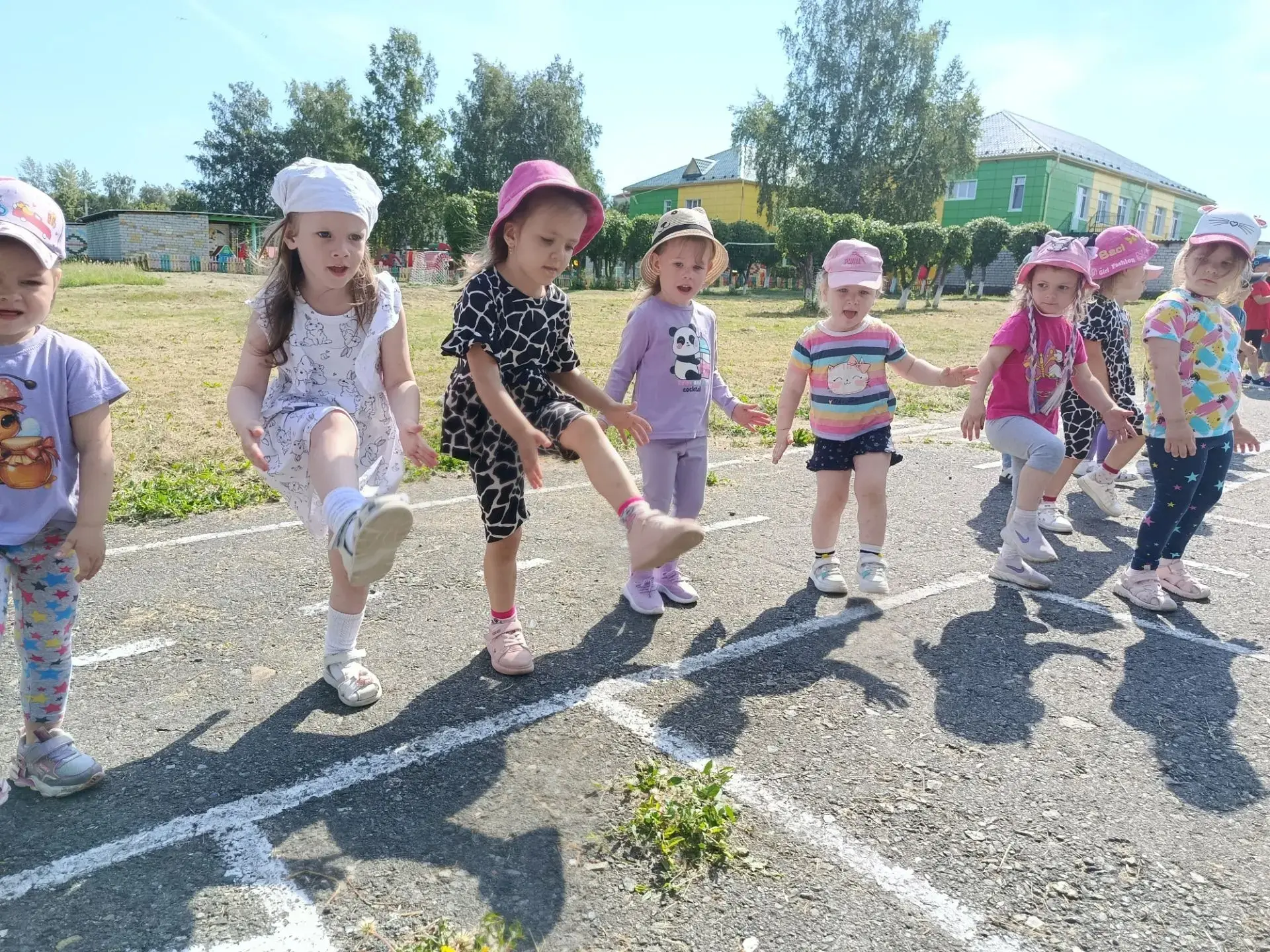 Когда старшие становятся наставниками: зарядка на свежем воздухе! 🌞🏃‍♂️🏃‍♀️

Сегодня ребята  стар
