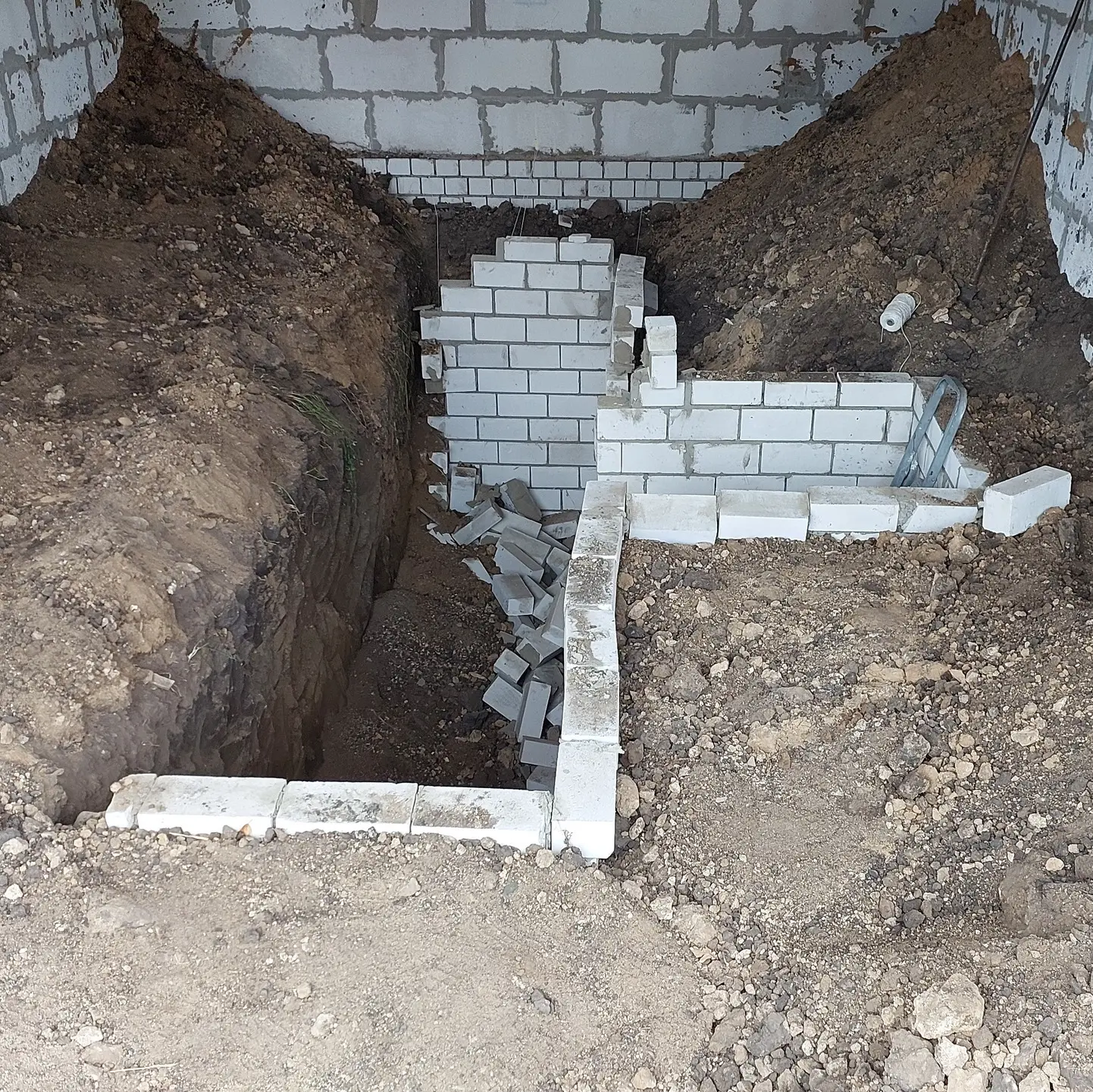 Здравствуйте. Три недели назад была выложена смотровая яма. Сейчас одна из стен обрушил...