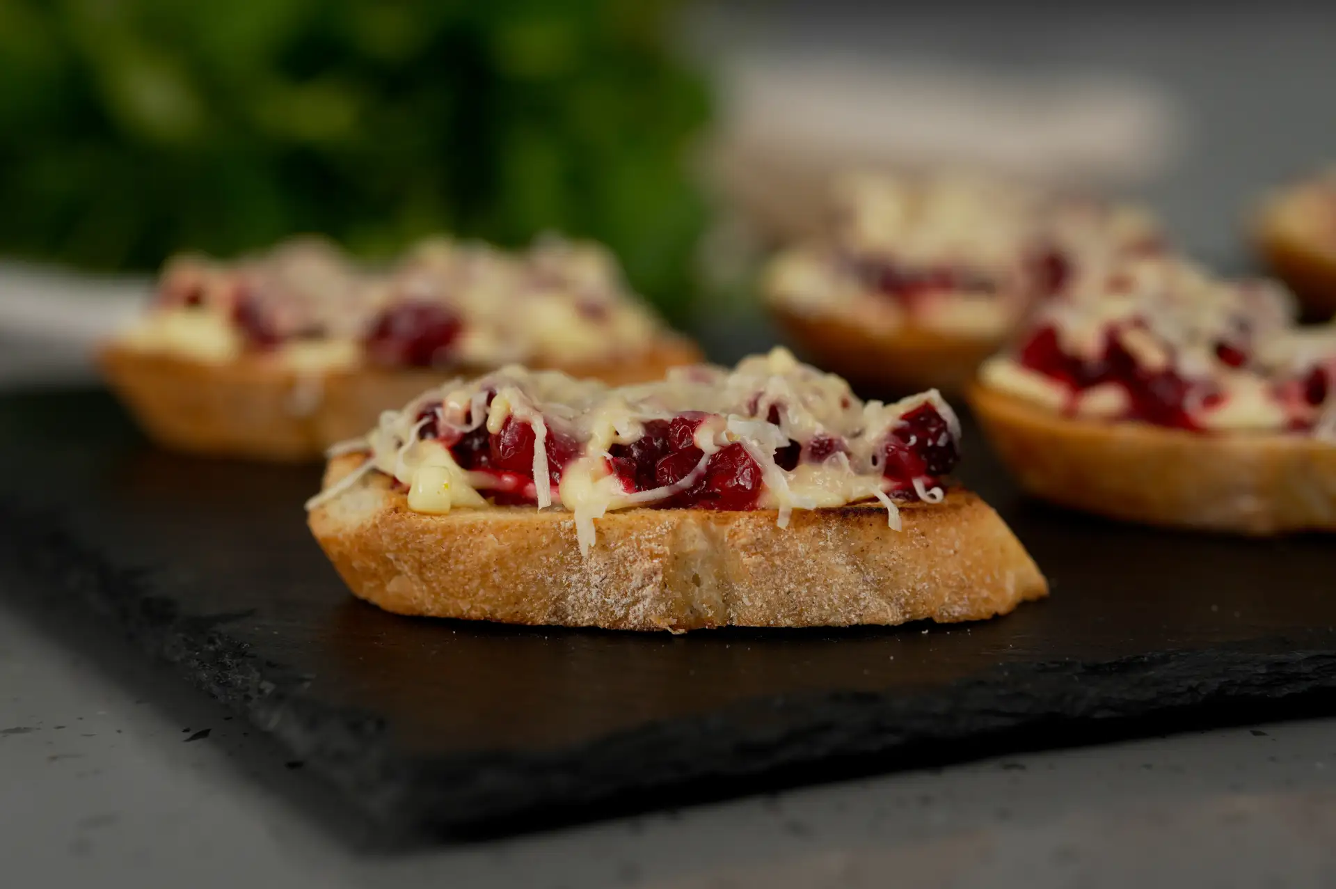 Я никогда таких не пробовала! Бутерброды "Брусника под снегом", ну очень вкусные бутерброды!  Бутерб