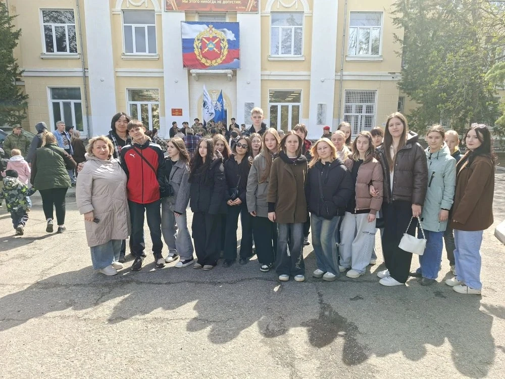 📌 Выбор мужественных: обучающиеся 9 и 11 классов посетили День открытых дверей в Донец...