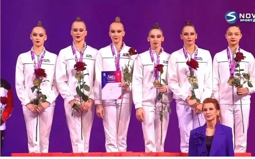 Поздравляем выпускницу нашей школы Идрисову Амину (на фото первая слева)!!!!