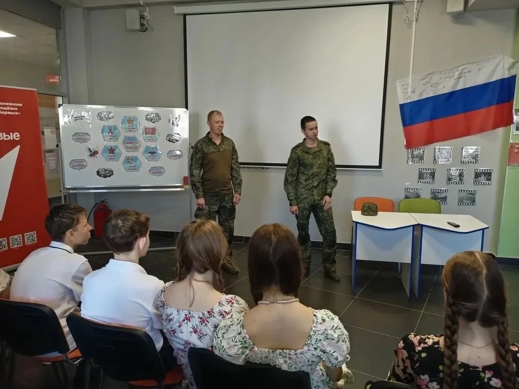 Равнение на Героев: в нашей школе прошел Урок мужества 🇷🇺  У восьмиклассников была не просто встреча