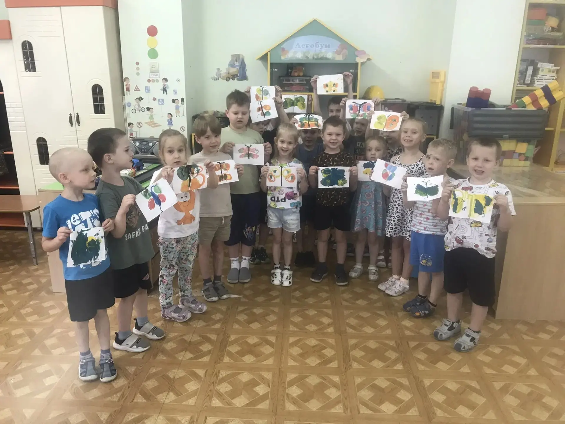 Вооружившись акварелью, кисточками и бумагой, ребята осваивали удивительную художественную технику -