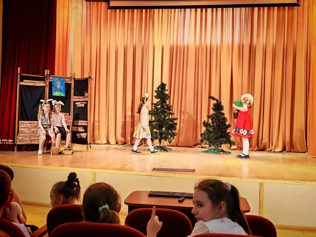 День театра🎭 Сгодня, 22 мая, для ребят начальной школы самые маленькие актеры театральной студии "Лу