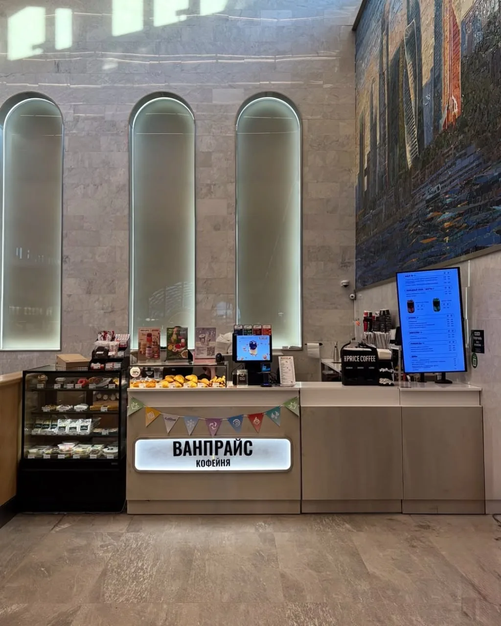 Вслед за Cofix русификации подверглась и сеть One Price Coffee. В новой точке на Ленинградском вокза