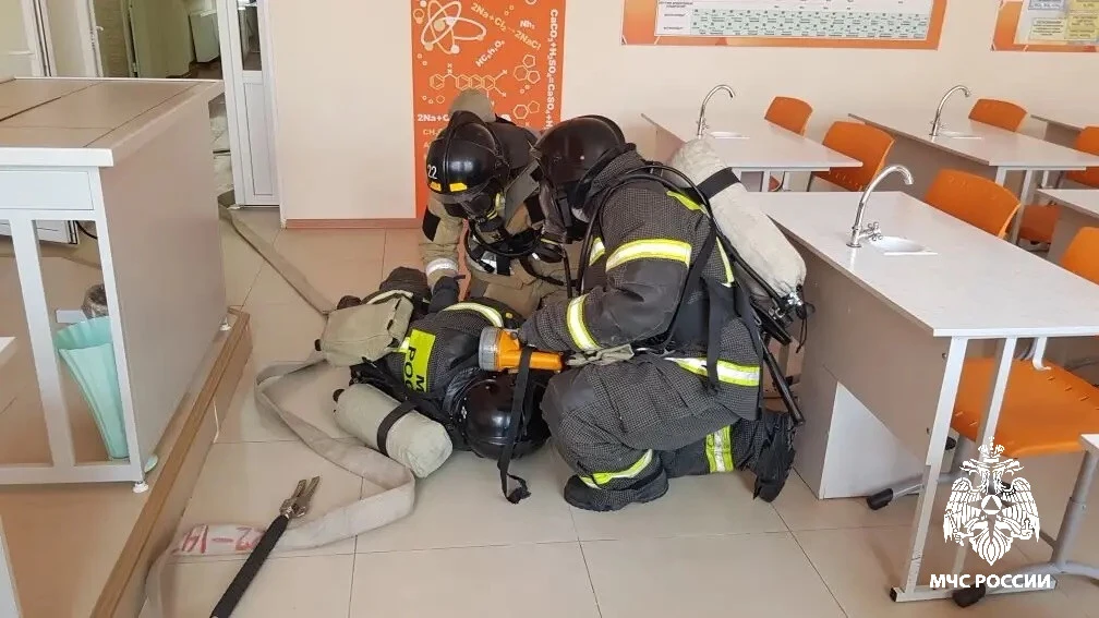 🚒 В Арсеньеве огнеборцы МЧС России отработали спасение людей в школе  В средней общеобразовательной 