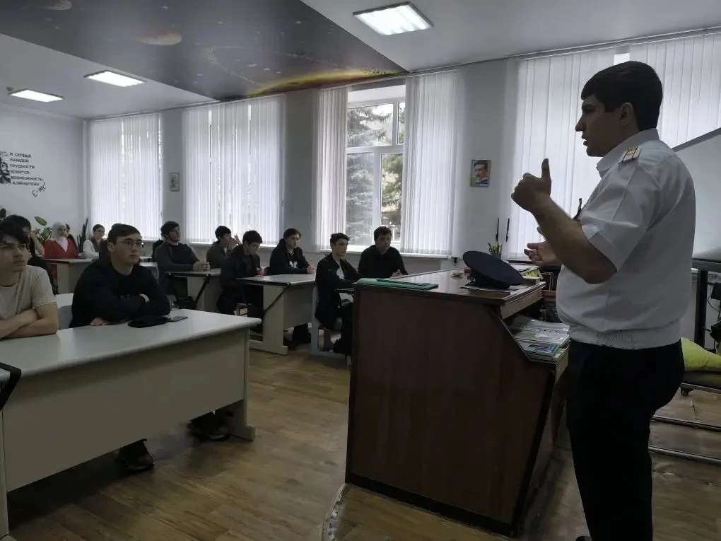 12.05. 2026 года сотрудник Госавтоинспекции МО МВД России «Карачаевский» провел важную профилактичес