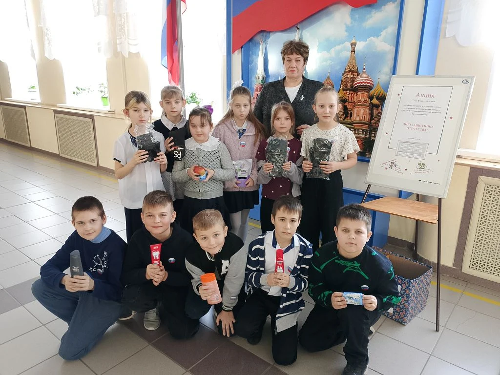 Ученики 3а класса, которые вместе со своим учителем Ириной Михайловной Шеламоаой постоя...