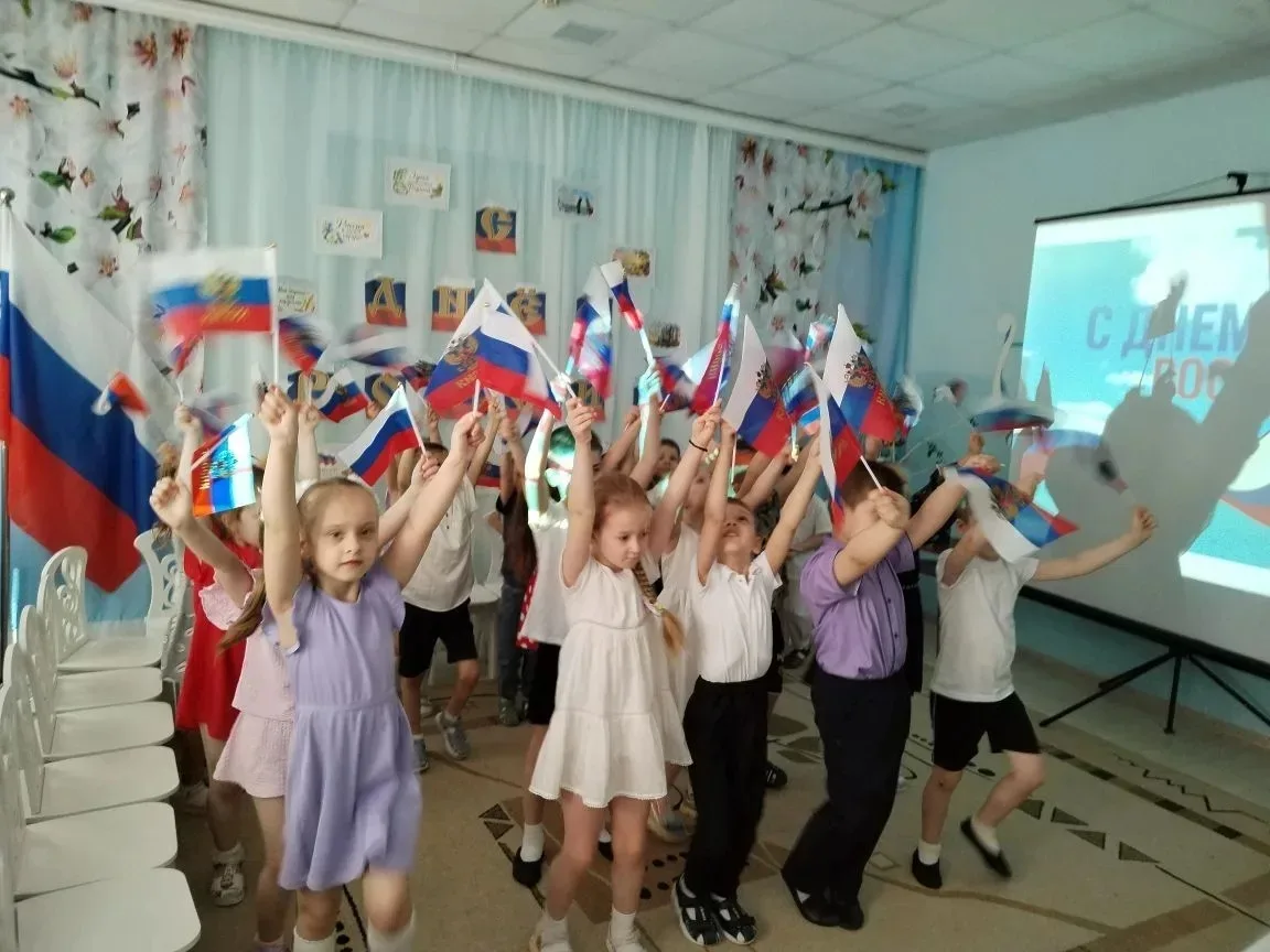 Нам праздники для радости даны,
Мы знаем их немало, самых разных,
Но день России, день родной страны