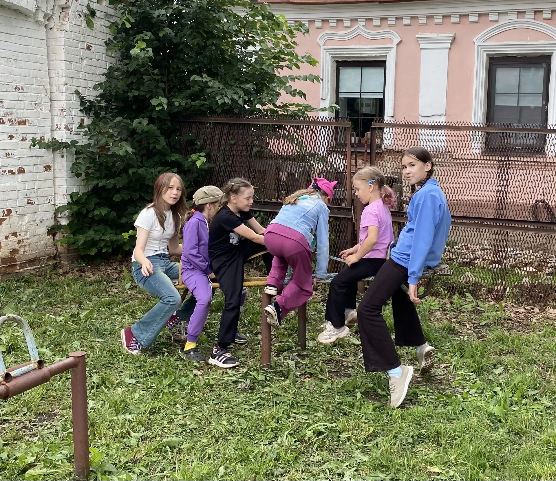 🎉 ИГРАЙ, ГОРОД! ДВОРОВЫМ ИГРАМ — БЫТЬ! 🏀 

К Дню молодёжи — воспитанники нашего лагеря окунулись в