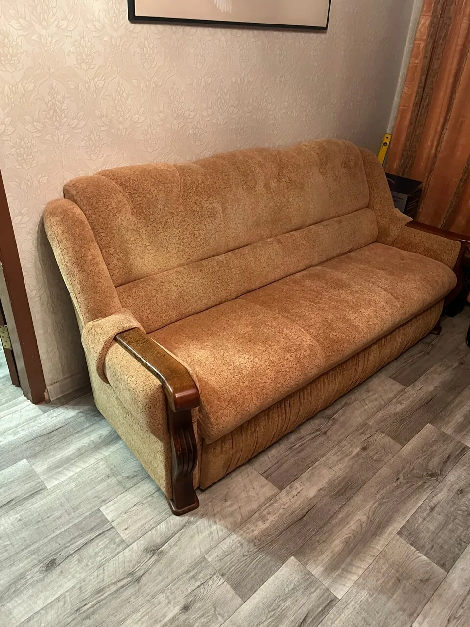 Продам комплект: диван и 2 кресла, б/у, 7 000₽