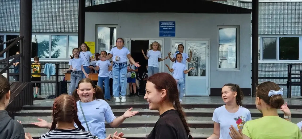 День молодёжи в лагере отметили зажигательным флешмобом 🪩