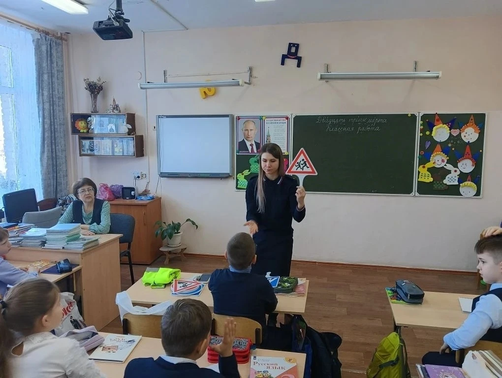 📌В Новомосковске прошли уроки „Минута безопасности“ для третьеклассников школы № 15