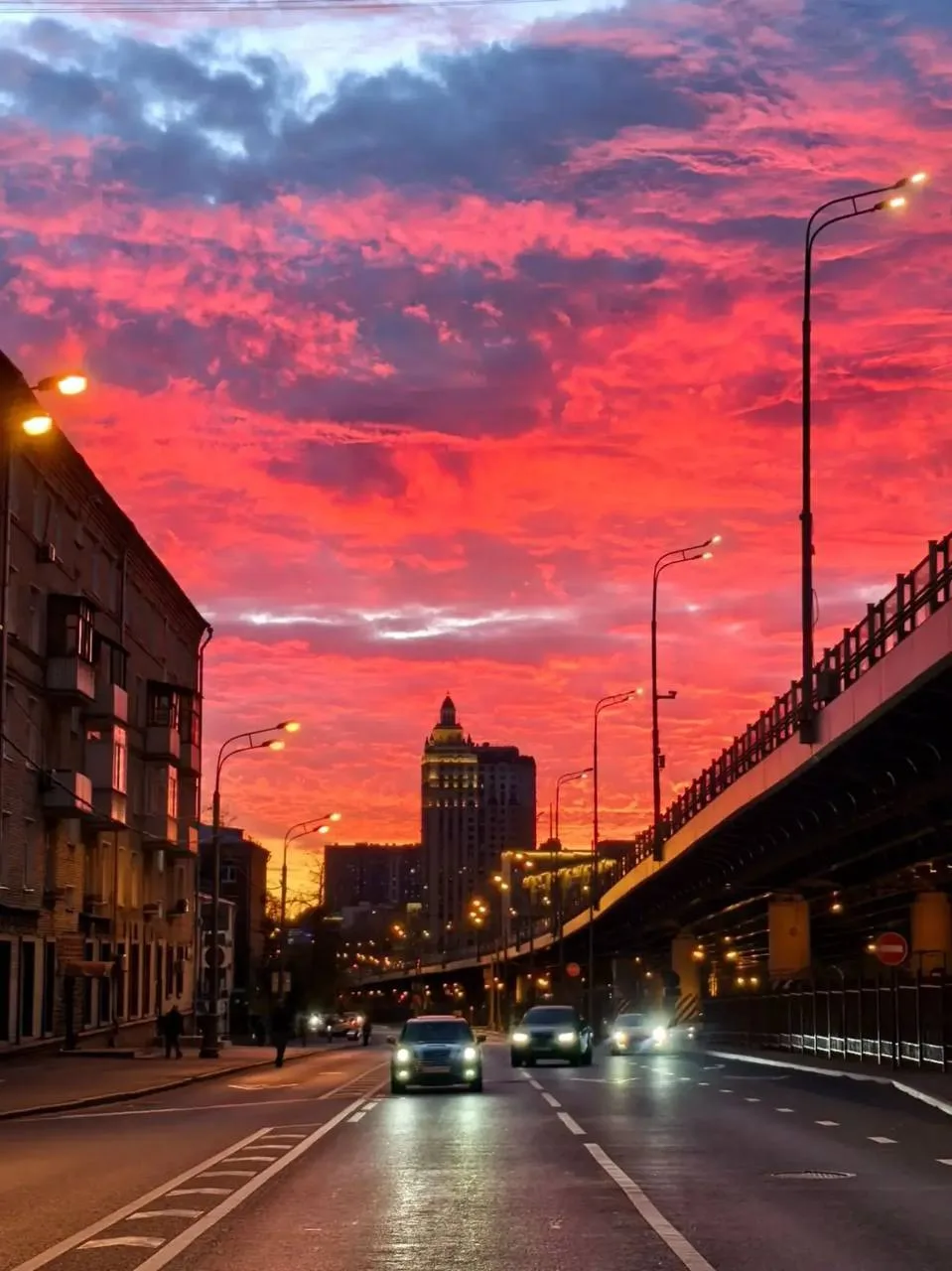 😍 Потрясающей красоты закат окутал небо над Москвой этим вечером