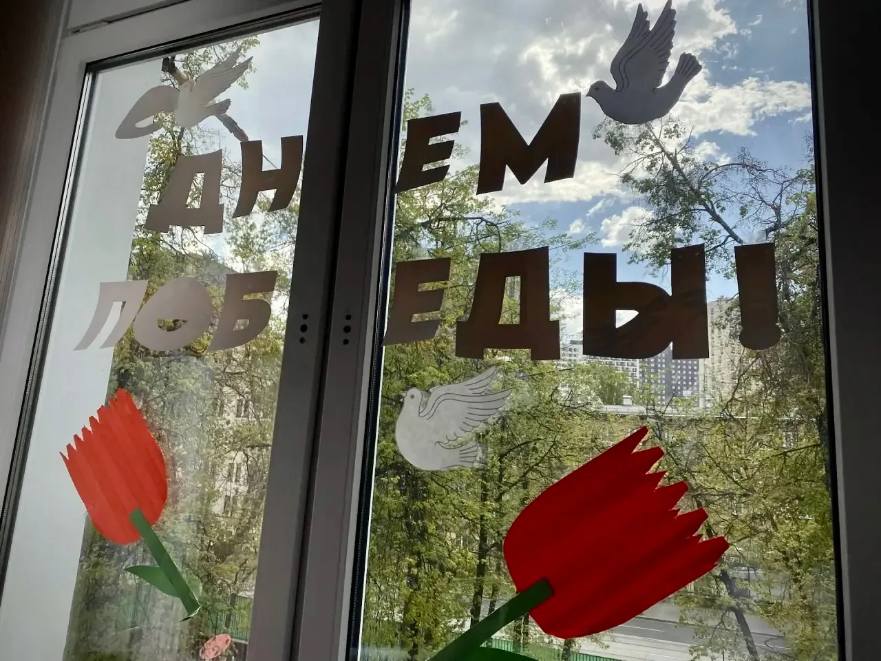 🇷🇺 В нашей школе прошла патриотическая акция «Окна Победы», приуроченная к 9 Мая — великому праздник