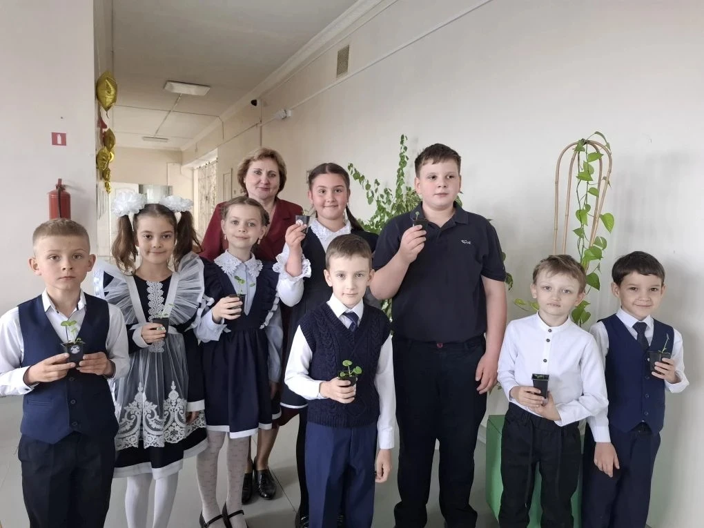 🌸 Цветочная эстафета: 2 «В» дарит школе лаватеры! 🌸

В нашей школе стало ещё ярче и уютнее благода