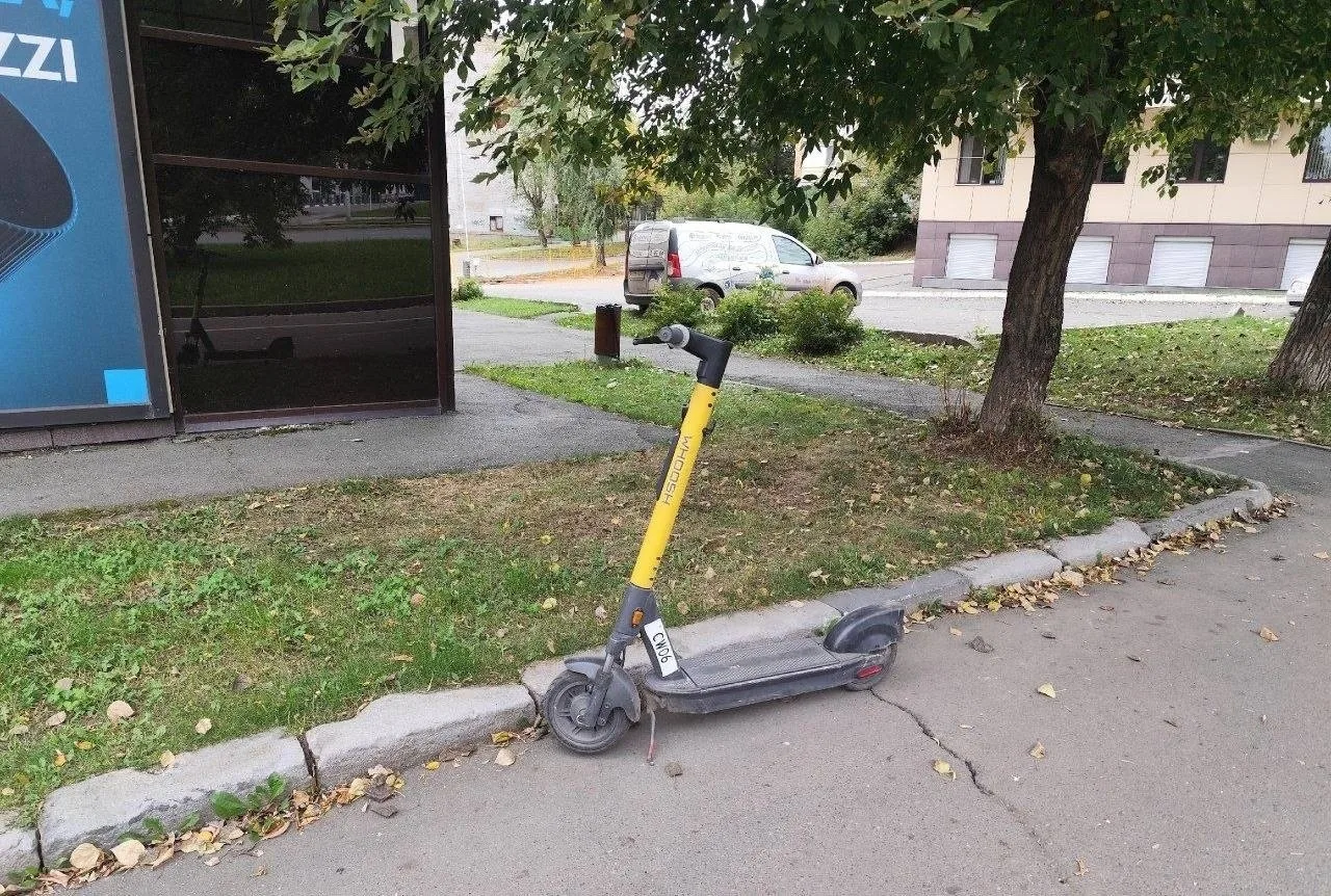 🛴По всему Ижевску разбросаны электросамокаты
