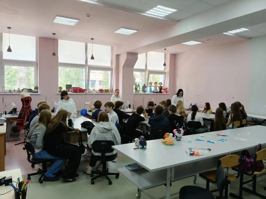 А у нас продолжается «Гонка за лидером» среди 8х классов. Сегодня ребята посетили IT-hub в Старом Ос