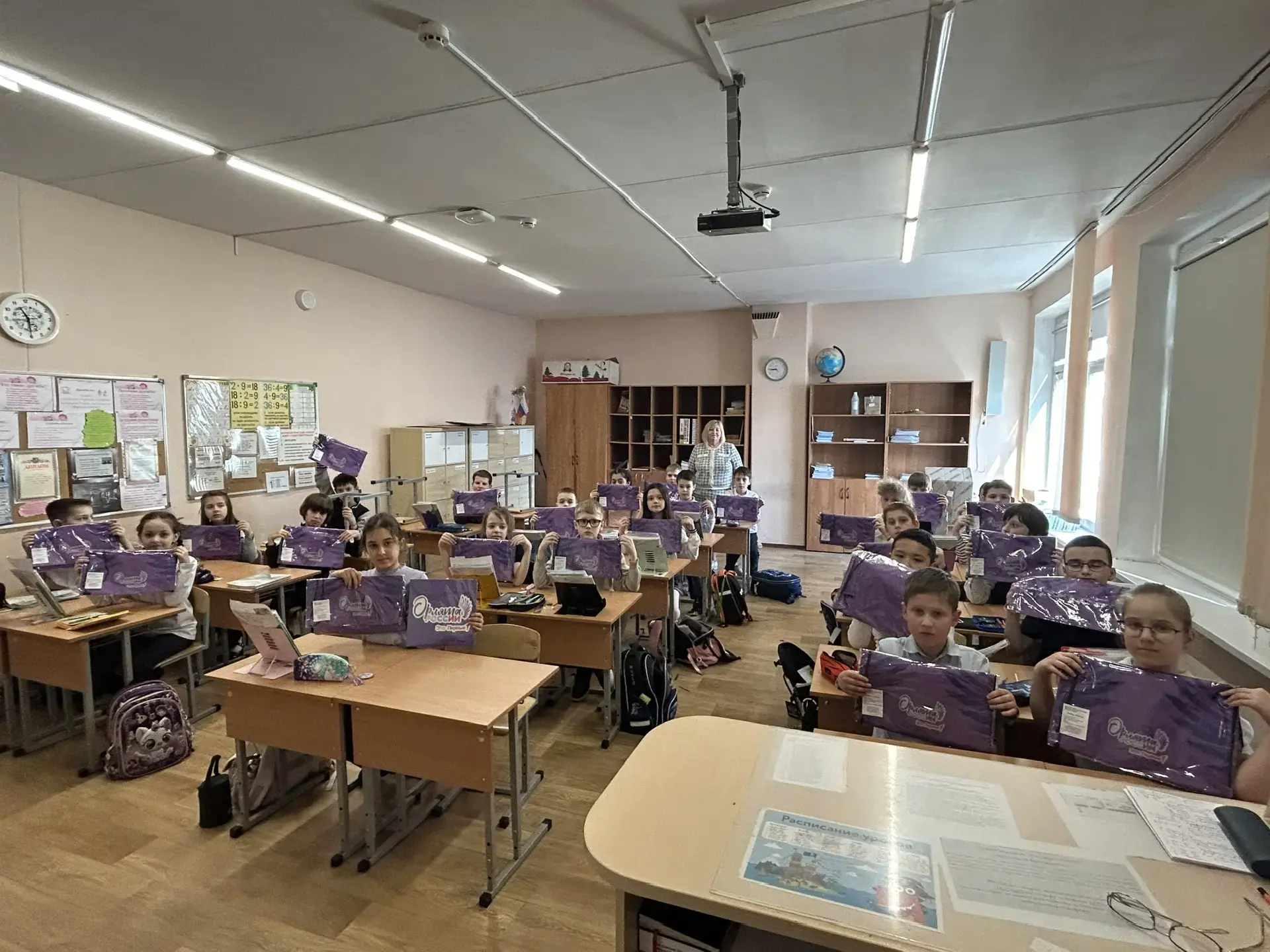 🎒 «Орлята России» получили подарки за свои достижения!  🦅✨Наши юные «Орлята» дождались награду! Суве