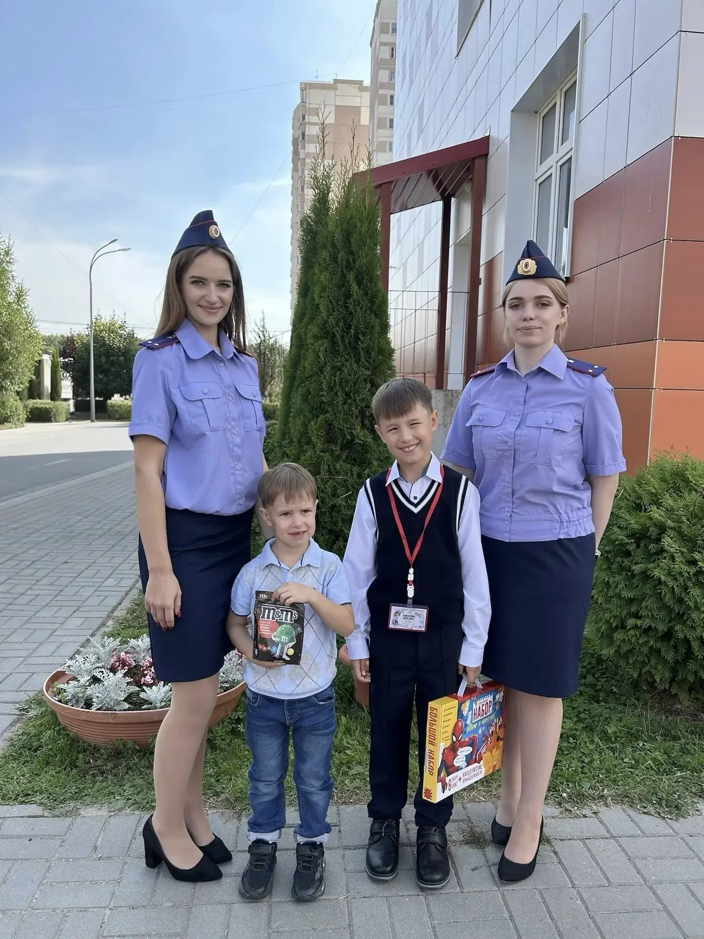 Следователи поздравили с Днём знаний калужских школьников и детей своих коллег