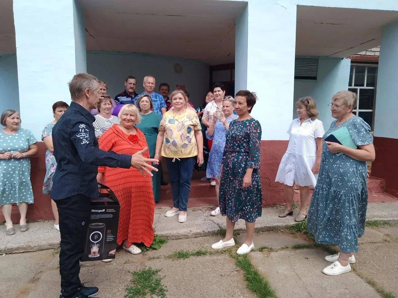 Дорогие наши выпускники 1981 года ! Огромное спасибо вам за чудесный подарок школе – термопот! Нам б
