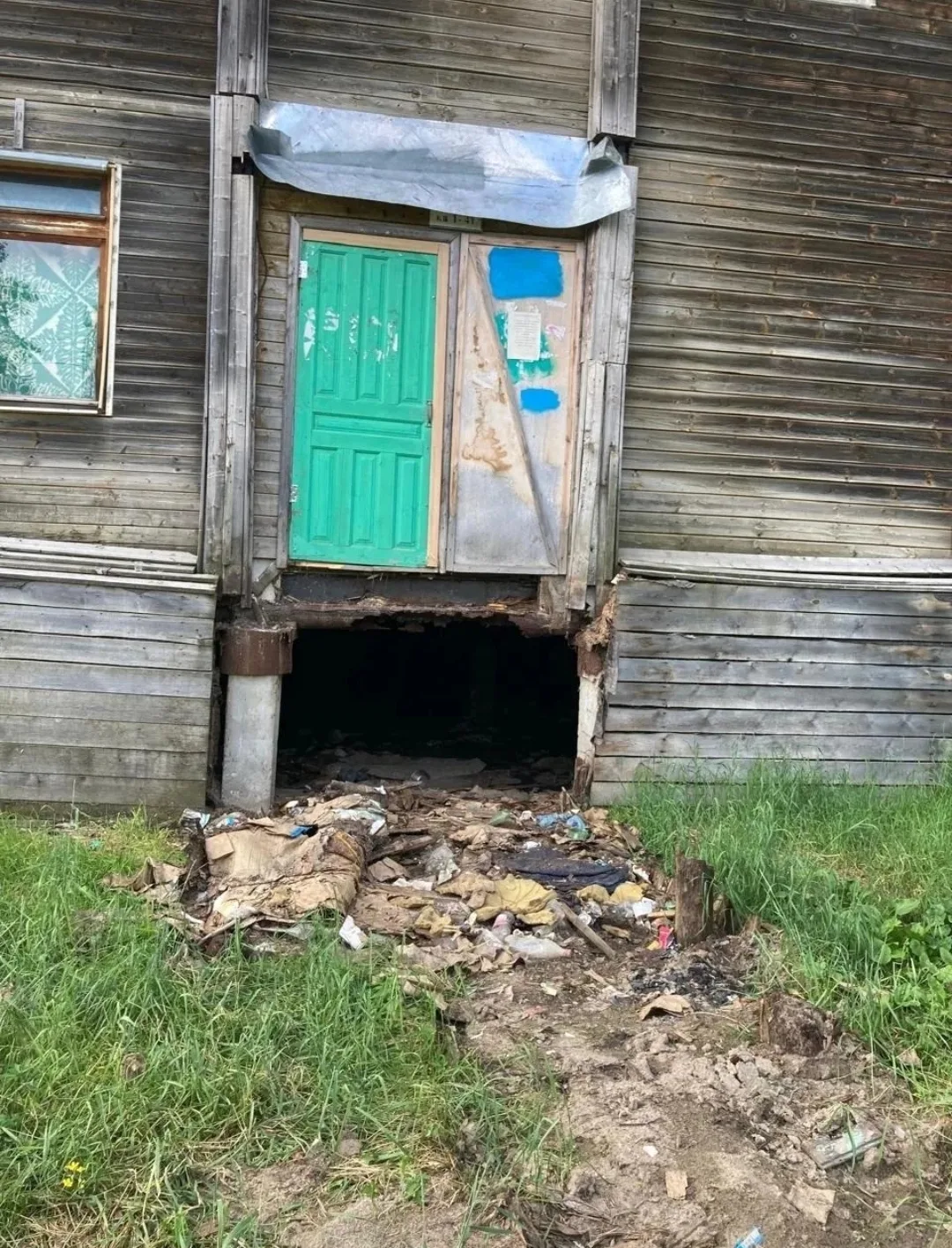 Это Речная 49 наше крыльцо когда будет. Когда что то случится и люди будут выпрыгивать в окна со вто