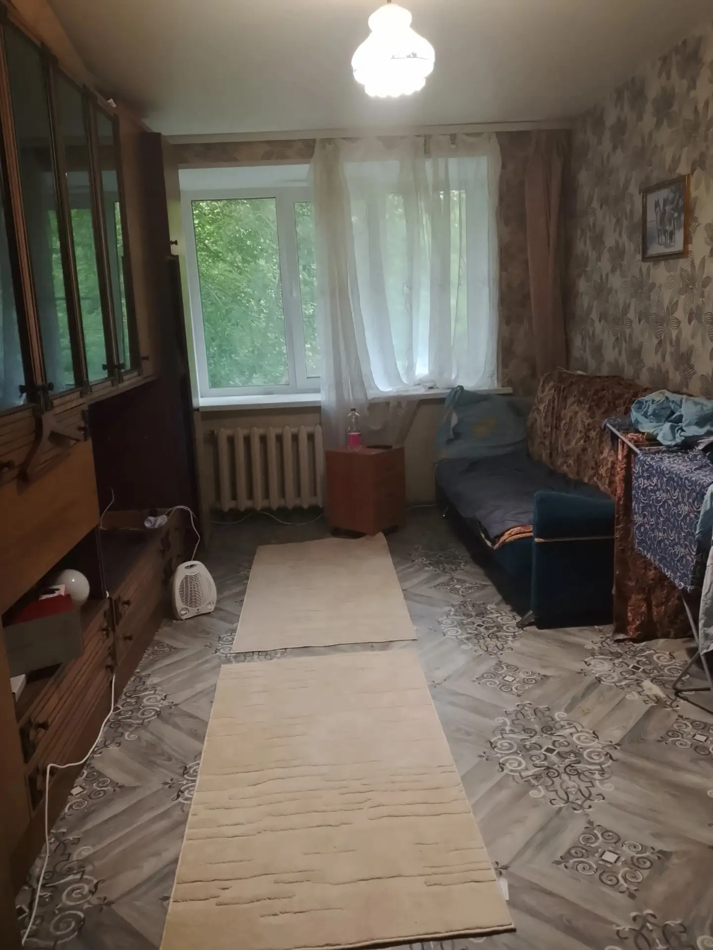 Продаеться квартира на ул Винокурова 15, в доме магазин, 6 ти этаж кирпич, первый этаж окна высоко, 