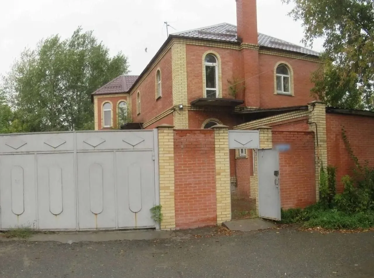 В Омске задержали вора, который обчистил заброшенный дом на улице Воровского.