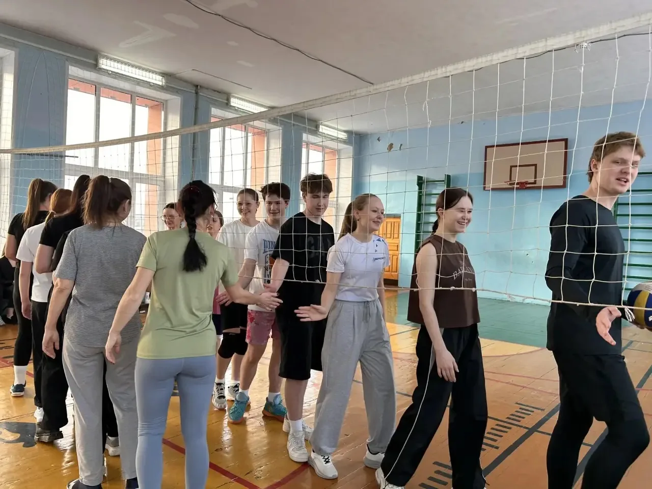 Сегодня в нашей школе состоялась захватывающая игра по волейболу среди старшеклассников и учителей! 