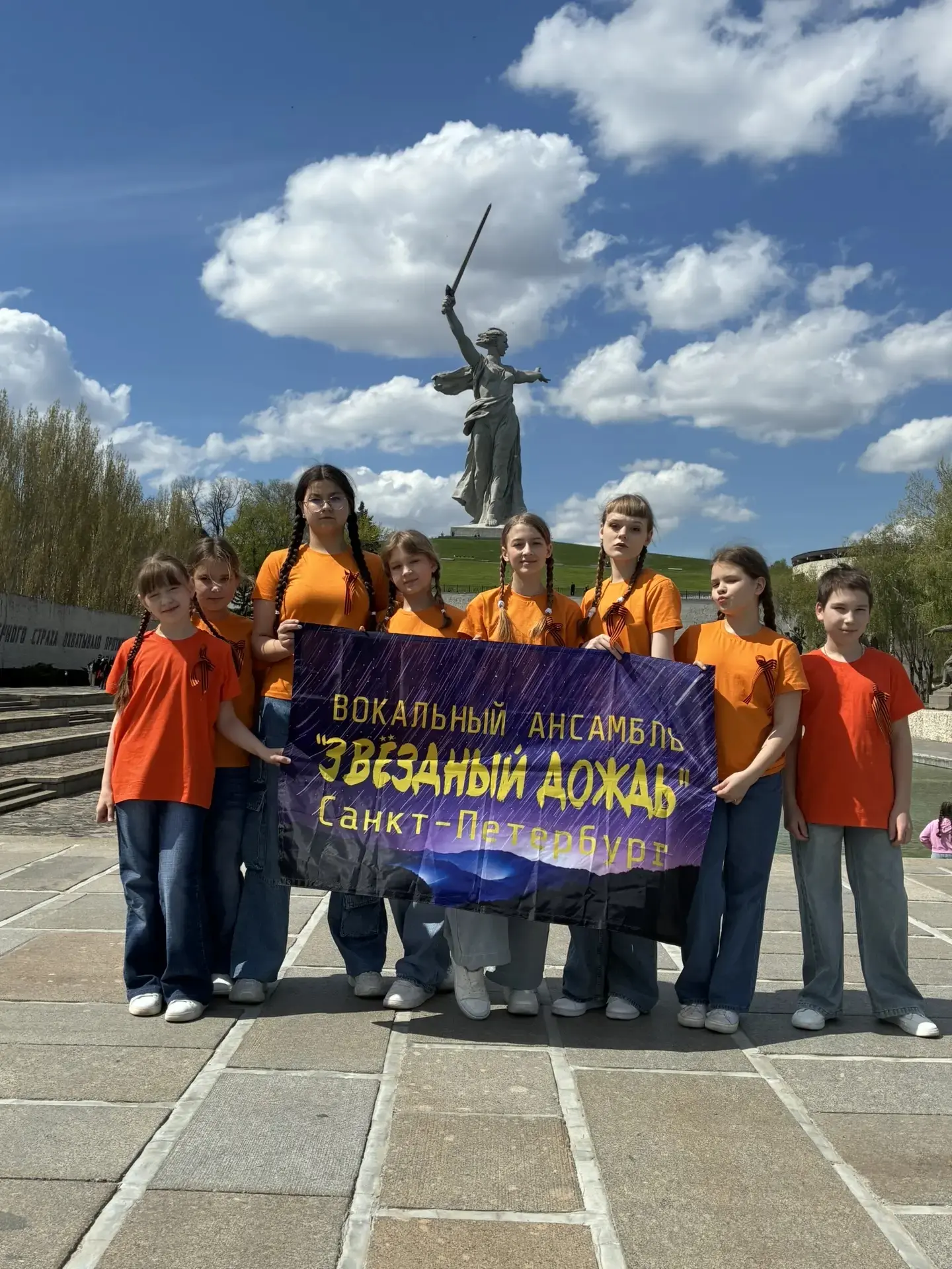 Сегодня участники нашего школьного коллектива «Звёздный дождь» погрузились в историю и атмосферу гер