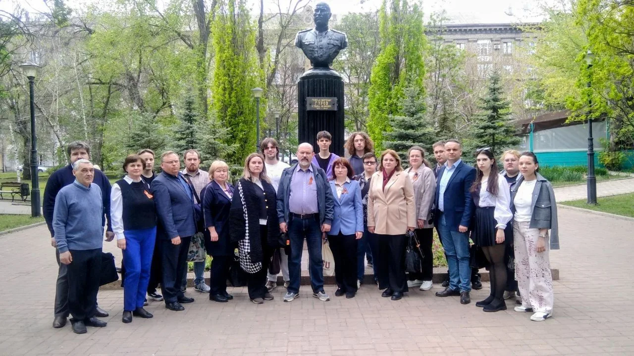 Студенты и преподаватели ДонГУ провели мероприятия у памятника генералу Гурову  7 мая преподаватели 