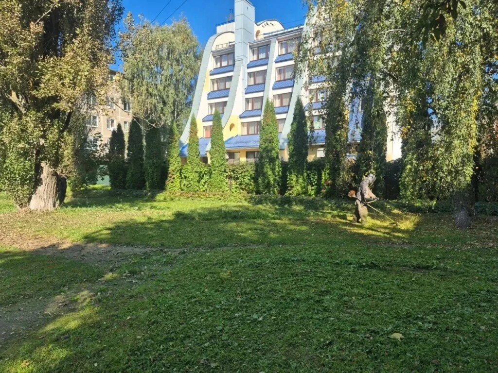 🌿🏡 Во дворах Смоленска кипит работа: косят траву, вывозят мусор, убирают стихийные св...