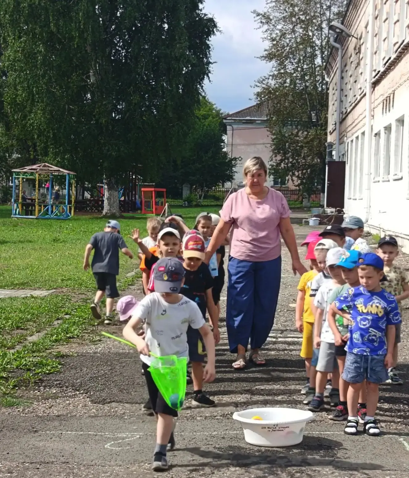 «День рисунков и игр на асфальте» — море красок и радости! 

Сегодня в нашем детском саду был особен