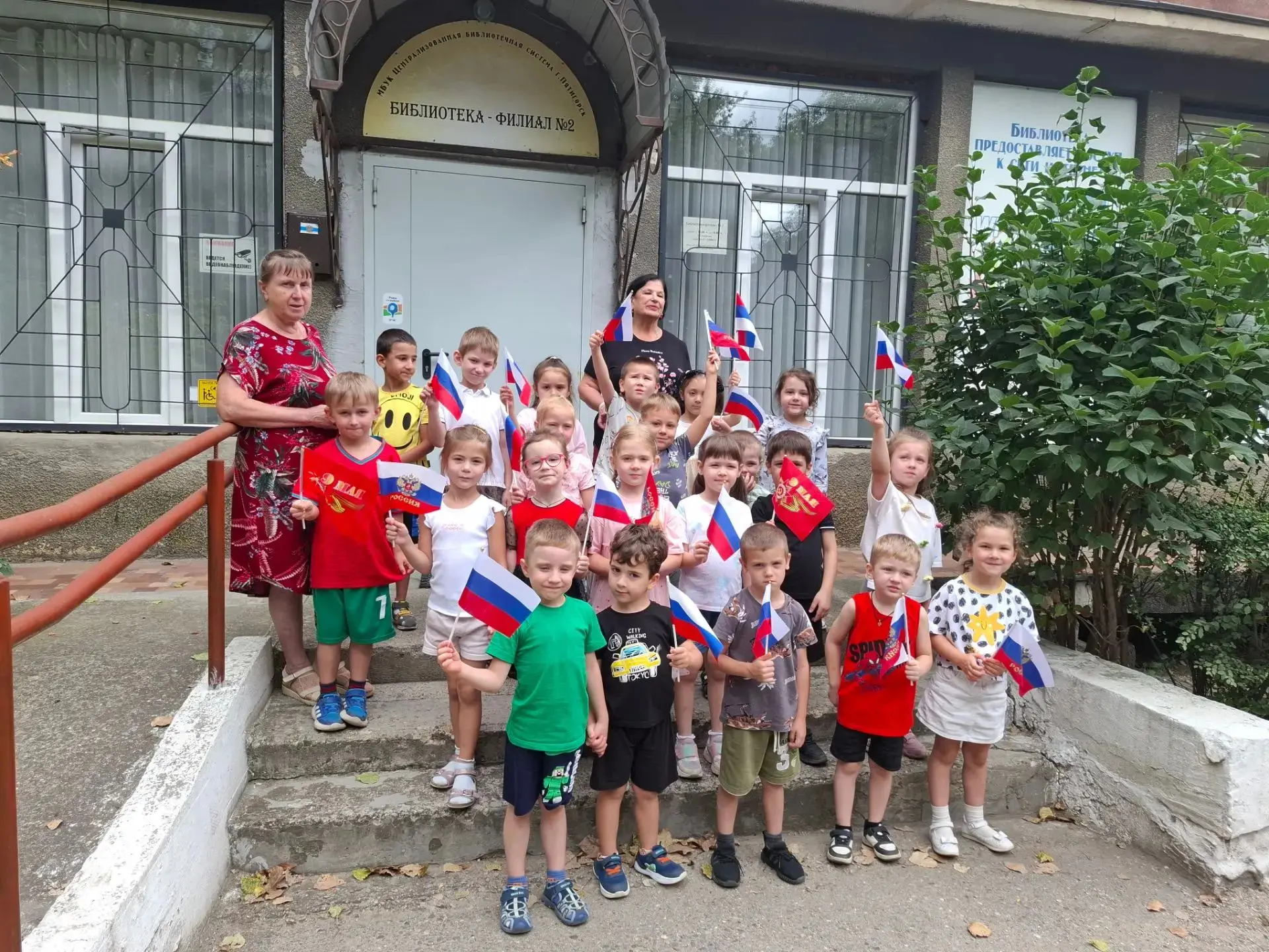 Сегодня  воспитанники группы "Непоседы" посетили филиал  городской библиотеки,сотрудник...