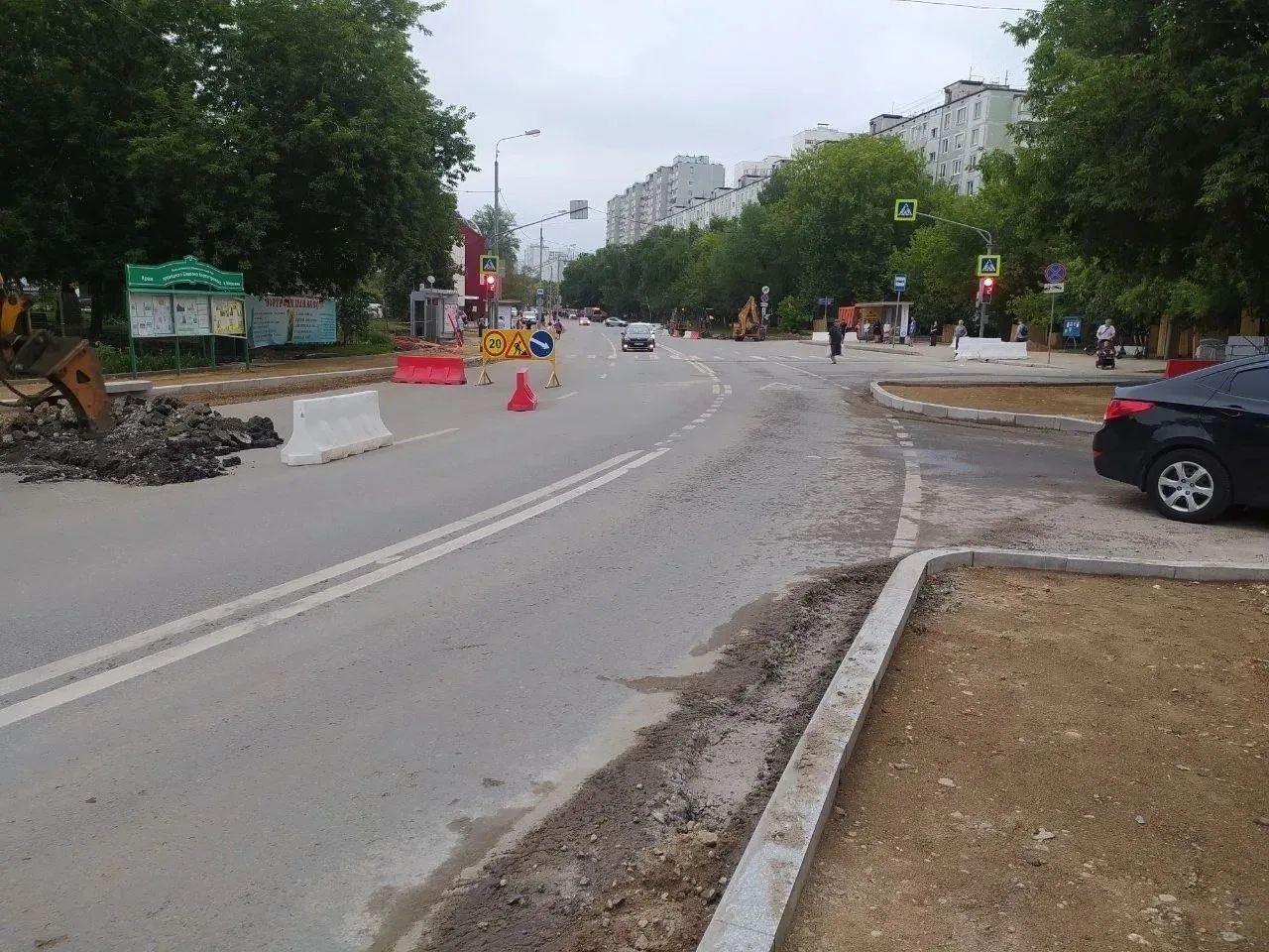 Недалеко от Печатников, на Новочеркасском бульваре, 2, расширяют тротуары.