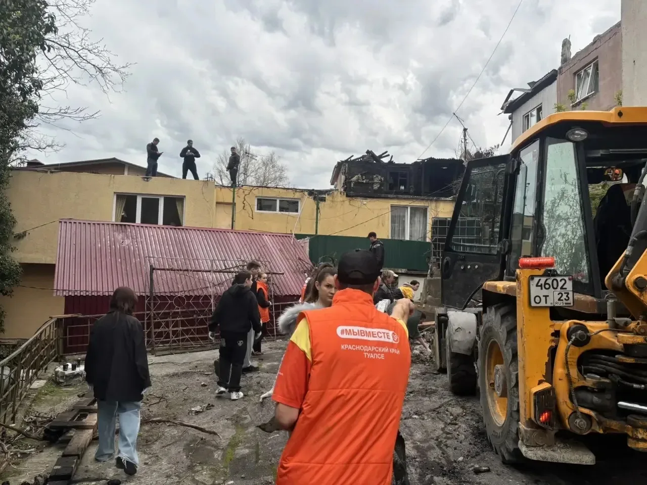 ‼ Туапсе #МЫВМЕСТЕ  Сегодня с раннего утра 100 волонтеров работают на местах ликвидации последствий 